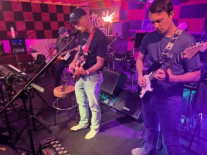 Playing at a jam with family Online lessons miss out on performance opportunities